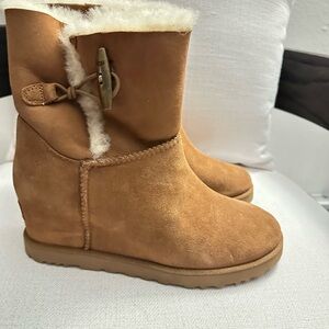 Boots UGG femme classic button boot chestnut wedge heel